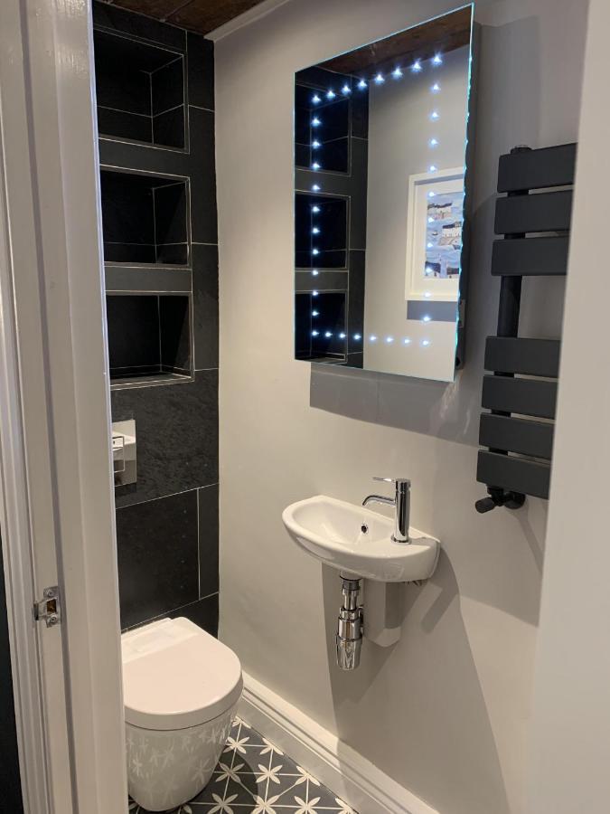 Min-Y-Fford Sleeps 6 Plus Pet Newport  Dış mekan fotoğraf