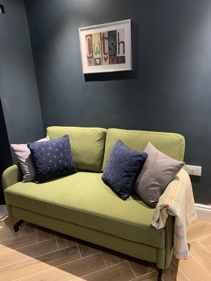 Min-Y-Fford Sleeps 6 Plus Pet Newport  Dış mekan fotoğraf