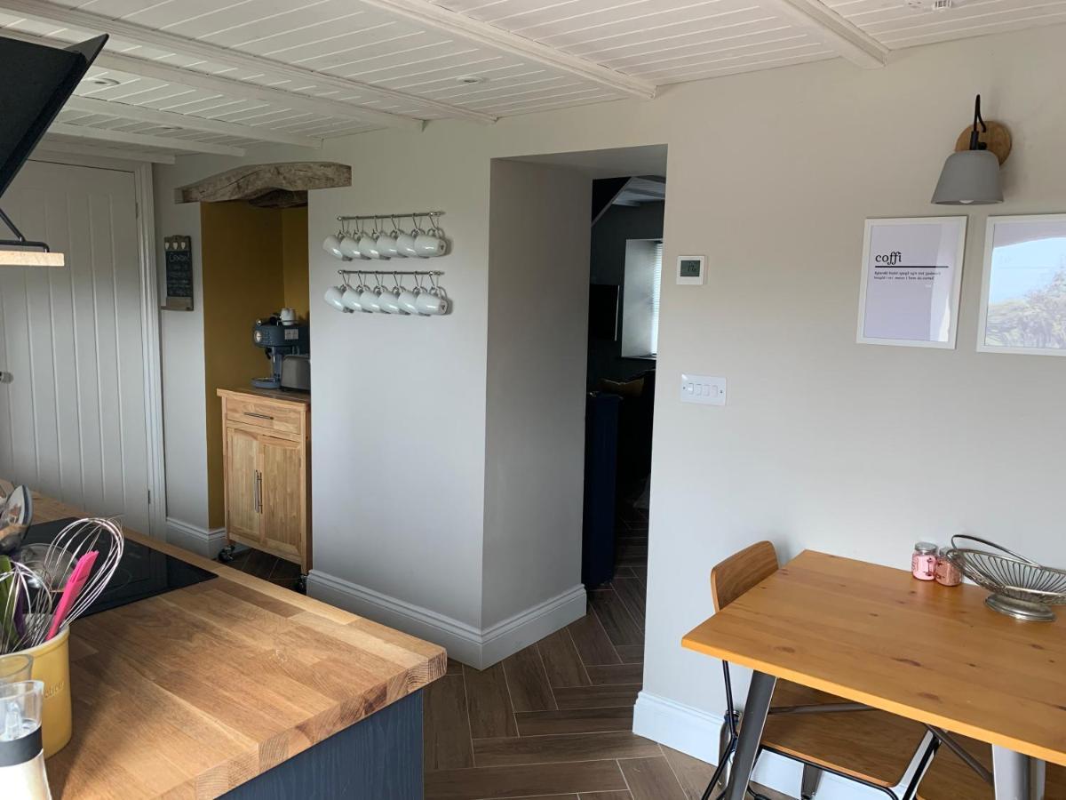 Min-Y-Fford Sleeps 6 Plus Pet Newport  Dış mekan fotoğraf