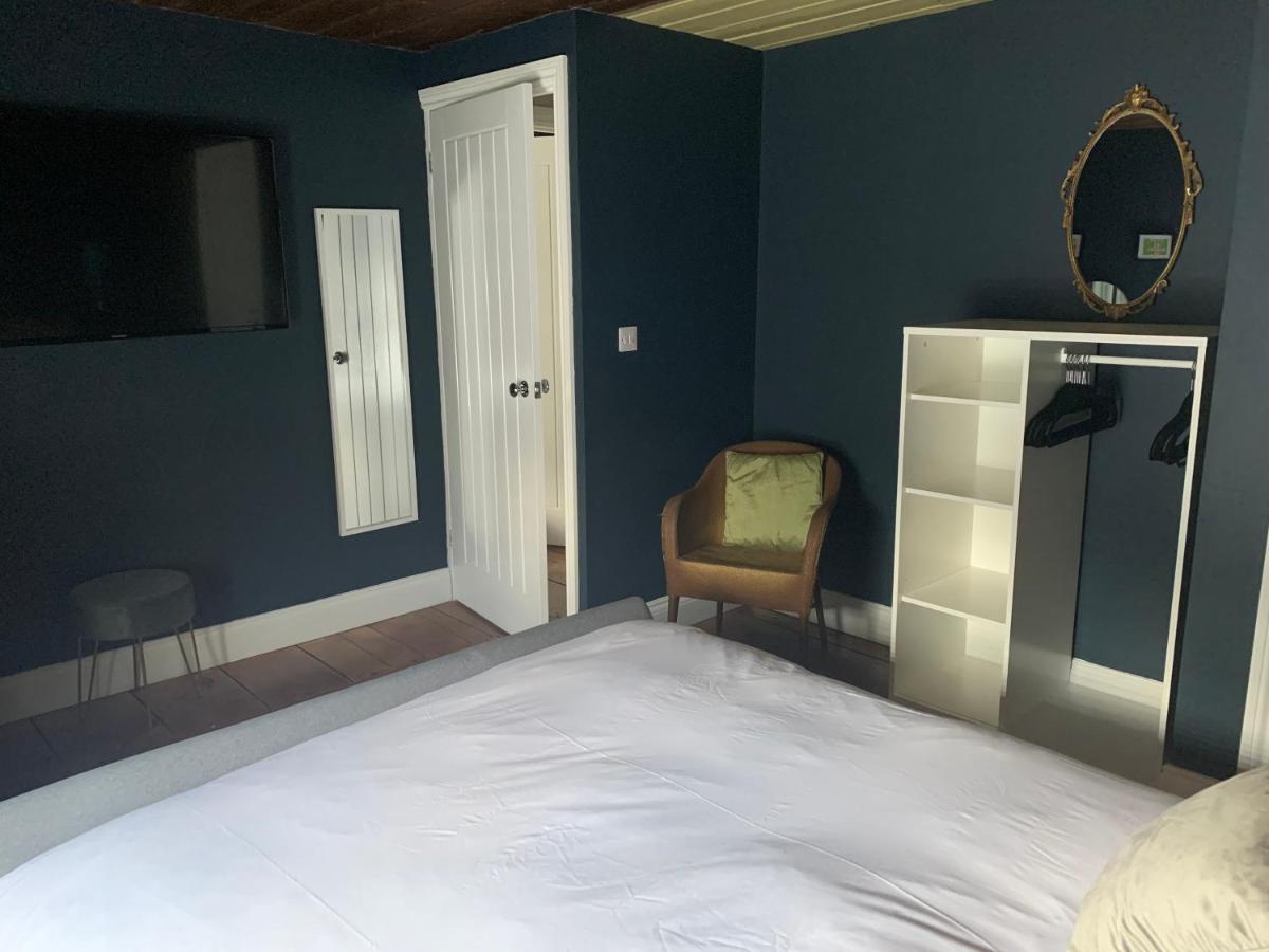 Min-Y-Fford Sleeps 6 Plus Pet Newport  Dış mekan fotoğraf