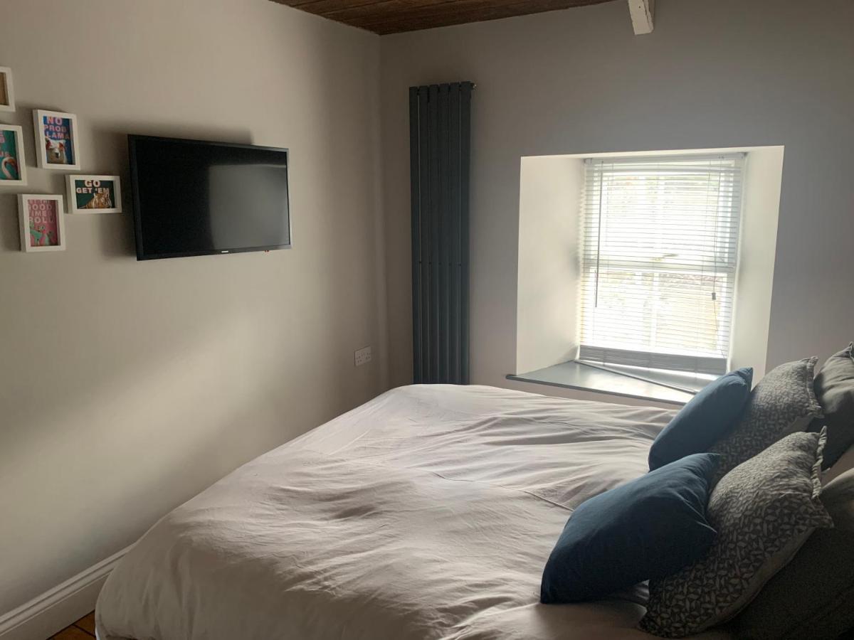 Min-Y-Fford Sleeps 6 Plus Pet Newport  Dış mekan fotoğraf